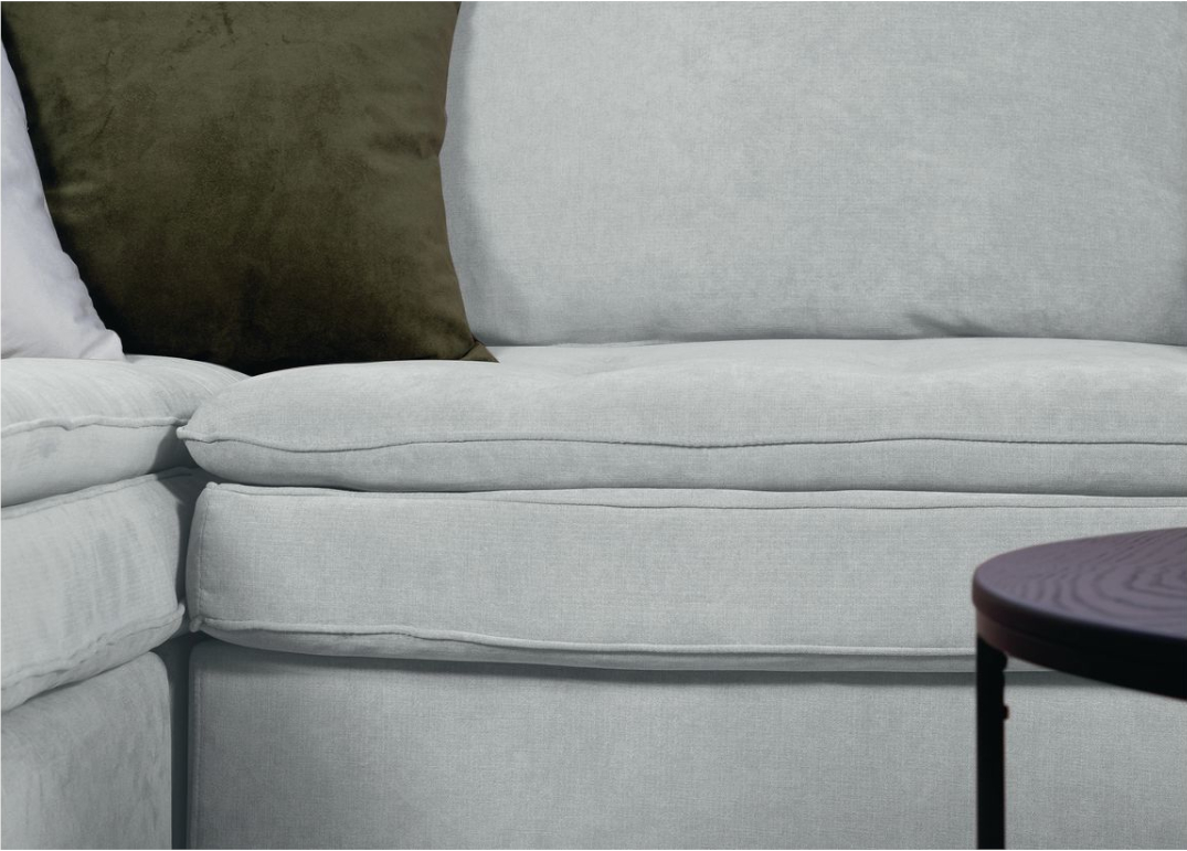 Απεικονίζει τα μαξιλάρια του γωνιακού καναπέ Lisbon Interium σε γκρι ανοιχτό χρώμα.